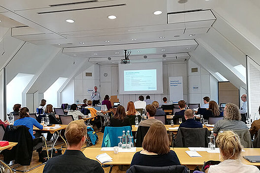 Intensiver Austausch fand unter den internationalen Teilnehmern des Scientific Meetings statt. (Foto: Mukoviszidose e.V.) Intensiver Austausch fand unter den internationalen Teilnehmern des Scientific Meetings statt. (Foto: Mukoviszidose e.V.)