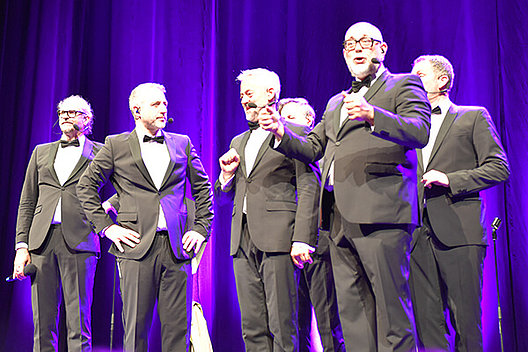 Sechs Sänger auf der Bühne: SIXPACK traten am 20. Mai 2023 in der Stadthalle Lohr für den guten Zweck auf. 