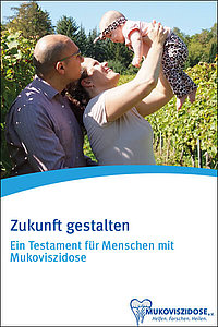 Cover der Broschüre "Zukunft gestalten - Ein Testament für Menschen mit Mukoviszidose": Man sieht ein junges Paar, das ein Baby in die Luft hebt und lacht.  