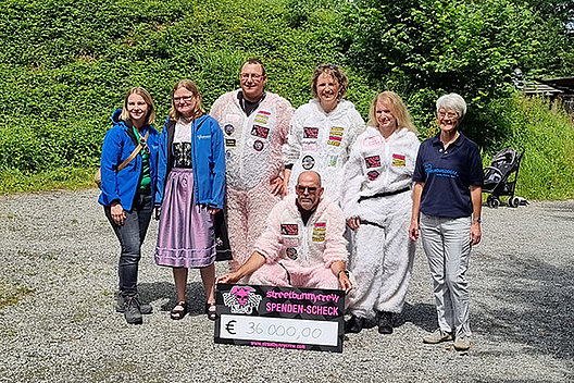 Die Streetbunnycrew Unterfranken sammelte 36.000 Euro für die Regionalgruppe Unterfranken des Mukoviszidose e.V. Gruppenbild von in Hasenkostümen verkleideten Motorradfahrern zusammen mit Rosalie Keller von der Regionalgruppe Unterfranken des Mukoviszidose e.V. In der Mitte liegt ein symbolischer Spendenscheck in Höhe von 36.000 Euro.