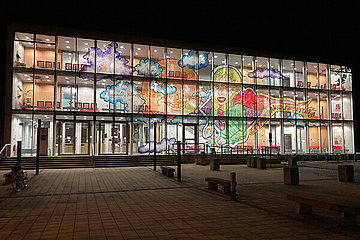 Ausstellungsansicht Zahnklinik Greifswald, Pauline Stopp „Oh Caspar! You must be some kind of superstar“, 2024, WindowColor auf PVC-Folie, 55-teilig, Maße variabel Ausstellungsansicht Zahnklinik Greifswald, Pauline Stopp „Oh Caspar! You must be some kind of superstar“, 2024, WindowColor auf PVC-Folie, 55-teilig, Maße variabel. www.paulinestopp.de, Fotografin © Pauline Stopp