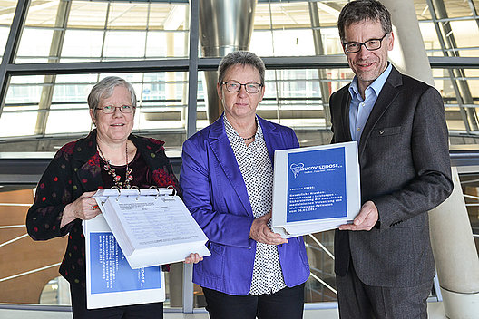 Birgit Dembski (links) und Stephan Kruip (rechts) vom Mukoviszidose e.V. übergaben 80.000 Unterschriften an MdB Kersten Steinke (DIE LINKE, Mitte). Fotograf: Oliver Ziebe