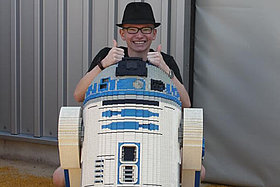 Jakob als Schüler im Legoland - mit einer großen Lego R2D2-Figur. 