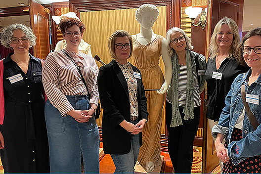 Sechs Frauen mit Namensschildern posieren mit einer Schaufensterpuppe: Mitglieder der Patient Organisations Research Group von CF Europe bei der ECFS Basic Science Conference