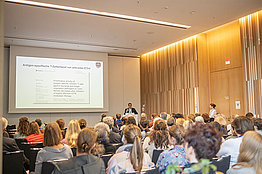 Vortrag in einem Seminarraum: Prof. Dr. Carsten Schwarz, Klinikum Westbrandenburg, bei der AGAM-Fortbildung