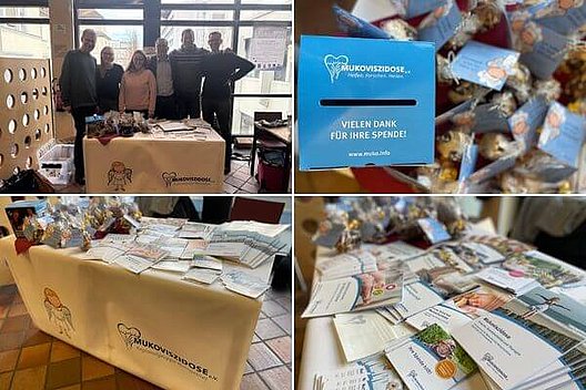 Collage aus 4 Bildern: Man sieht einen Informationstisch des Mukoviszidose e.V. mit Flyern des Mukoviszidose e.V., Tütchen mit Keksen sowie mehrere Menschen auf einem Gruppenfoto. 