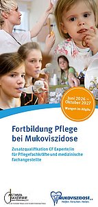 Titelbild des Flyers "Fortbildung Pflege bei Mukoviszidose - Juni 2026 - Oktober 2027", dazu sieht man eine Collage aus Bildern von Menschen, die inhalieren, eine Krankenpflegerin, die ein medizinisches Gerät in der Hand hält, ein Kind, das in die Kamera schaut. 