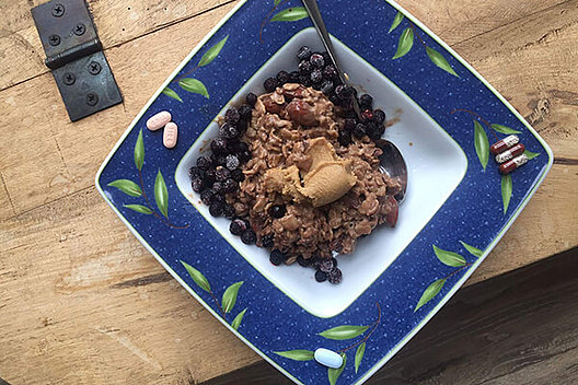 Tabletten und Müsli. Ernährung spielt bei einer Modulatortherapie eine große Rolle. 