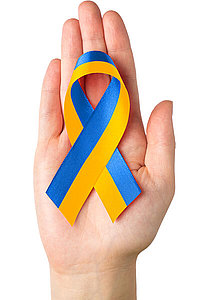 Hand mit Schleife in Farben der Ukraine. Foto: iStock Hand mit Schleife in Farben der Ukraine. Foto: iStock