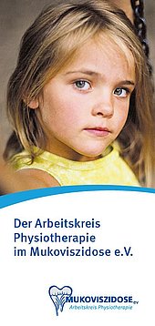 Titelbild eines Flyers des Arbeitskreis Physiotherapie im Mukoviszidose e.V., man sieht ein Mädchen in einem gelben Kleid, das ernst in die Kamera schaut. 