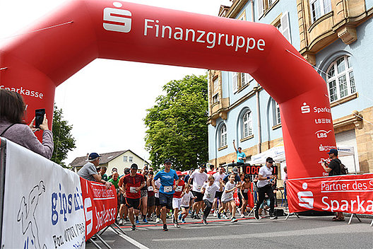 Läufer starten bei einem Spendenlauf