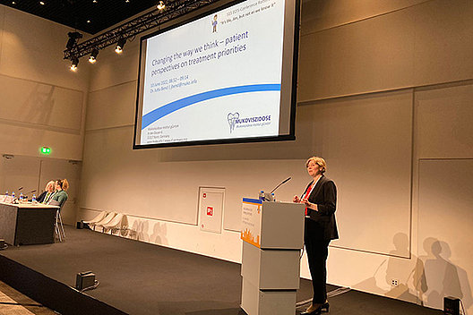 Dr. Jutta Bend vom Mukoviszidose Institut referiert auf der ECFC über Patientenperspektiven. Foto: Mukoviszidose e.V.