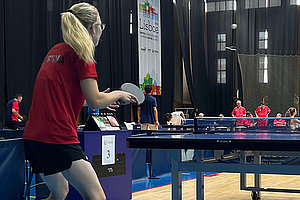 Stefanie hat eine Spenderlunge - man sieht sie hier beim Tischtennisspielen