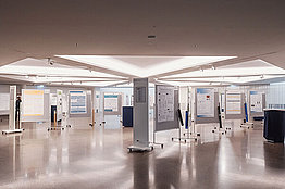Aufgestellte Poster, keine Menschen sind zu sehen. Zur Deutschen Mukoviszidose Tagung gehört auch immer eine Posterausstellung. 