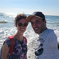 Sebastian mit seiner Freundin auf Amrum - im Hintergrund sieht man Meer, Sand und Sonne.