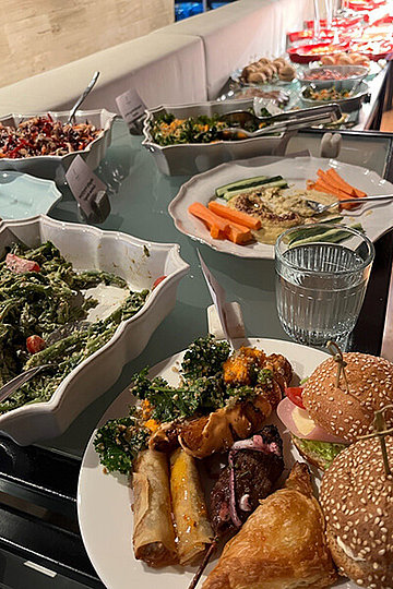 Blick auf ein Buffet mit sehr viel Gemüse