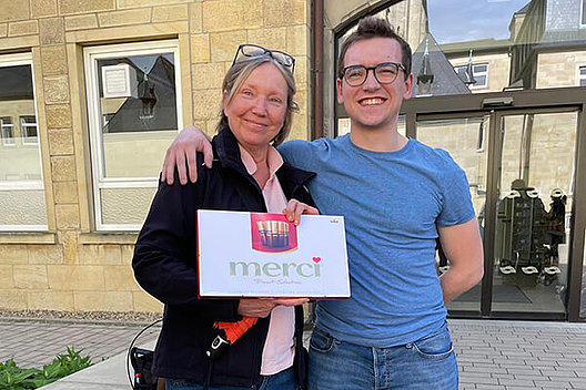 Dominik Worms bedankte sich im Mukoviszidose Monat Mai bei seiner Physiotherapeutin Eva Kühn. Dominik Worms bedankte sich im Mukoviszidose Monat Mai bei seiner Physiotherapeutin Eva Kühn.