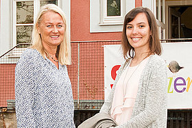 Doris Vitzethum-Walter (links) vor der Beratungsstelle in Würzburg 