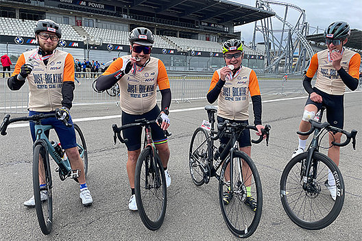 Die vier Finalisten vom Team "Just breathe" nach ihrem erfolgreichen Rennen bei Rad am Ring. 