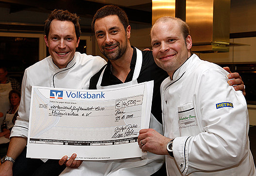 Drei Männer mit Spendenscheck über 4.500 Euro