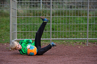 Ein Kind mit Mukoviszidose spielt Fußball. Sport ist bei der Krankheit auch ein Teil der Therapie. 