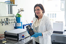 Dr. Sybelle Goedicke-Fritz forscht zum Einsatz "elektronischer Nasen" in der mikrobiologischen Diagnostik bei Menschen mit CF. Foto: Laura Glücklich/UKS.