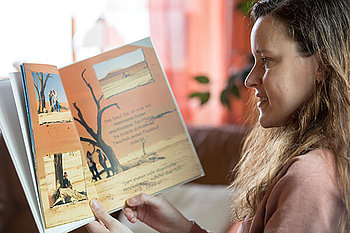 Vera betrachtet ein Fotoalbum von ihrer Namibiareise, die sie nach ihrer Lungentransplantation unternommen hat. Vera betrachtet ein Fotoalbum von ihrer Namibiareise, die sie nach ihrer Lungentransplantation unternommen hat.