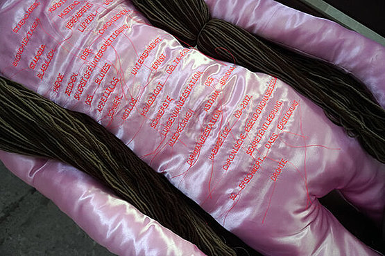 Detailansicht „My body is a battlefield“, 2024, Satin bestickt mit Auszügen aus Arztbriefen, 180 x 50 x 20cm, www.paulinestopp.de, Fotografin © Pauline Stopp