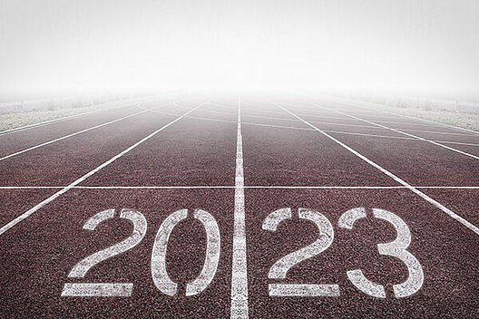 2023 Rennbahn mit den Zahlen 2023. 2023 finden viele interessante Seminare für Menschen mit Mukoviszidose und ihre Angehörigen statt.