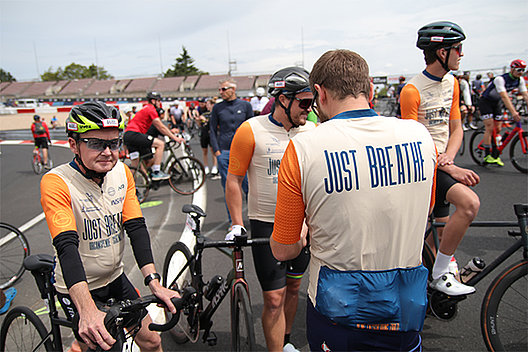 "Just breathe" - stolz tragen die Fahrer ihr Trikot.