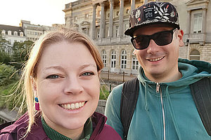 Zwei Personen vor einem alten Gebäude: Zoë und Florian in Gent, September 2023