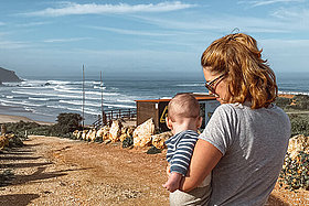 Denise mit ihrem Baby am Meer: Sie hat Mukoviszidose und ist 2023 Mutter geworden. 