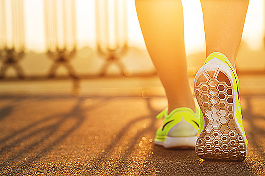 Füße in Joggingschuhen. Sport wirkt sich positiv auf den Krankheitsverlauf bei Mukoviszidose aus. Füße in Joggingschuhen. Sport wirkt sich positiv auf den Krankheitsverlauf bei Mukoviszidose aus.