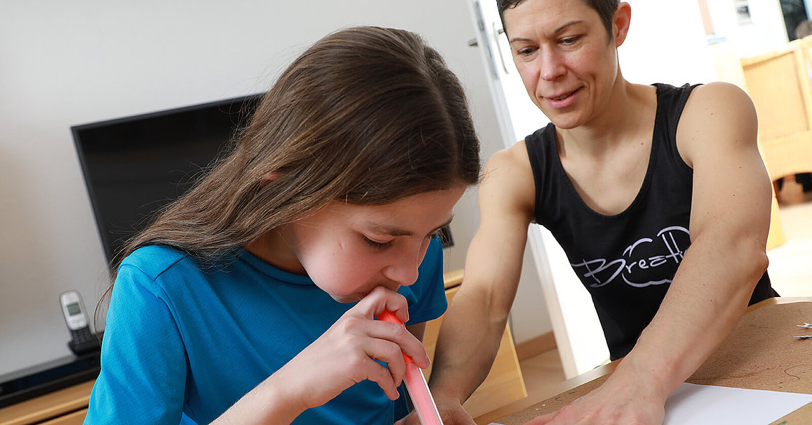 Anna macht Physiotherapie. Eine Therapeutin unterstützt sie dabei. Foto: Floryan Neye