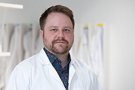 Porträt von Prof. Dr. Daniel Lauster in seinem Labor. Foto: Marion Kuka, FU Berlin.