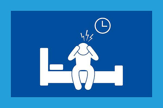 Blauer Kasten, darin ein gezeichneter Mensch, der in einem Bett sitzt, außerdem sieht man eine gezeichnete Uhr. 