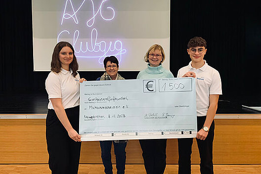 Johanna Kleinbreuer und Moritz Borchers übergaben am 8. Dezember 2023 einen symbolischen Scheck in Höhe von 1.500 Euro an Renate Worms und Irene Kaiser von der Regionalgruppe Münster. 