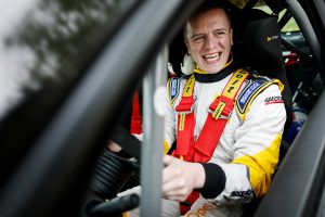 Der an Mukoviszidose erkrankte Rennfahrer Christoph Hilmes sitzt am 03.05.2017 in Hilter-Uphöfen am Steuer seiner "Rennpommes", einem speziellen Rallye Opel Adam. Foto: David Ebener 
