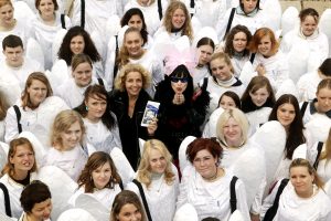 Zum Nationalen Mukoviszidose Tag haben die Sängerin Nina Hagen und die Schauspielerin Michaela May vom Reichstag aus 50 Schutzengel in das Berliner Stadtgebiet entsendet. Ihre Mission: Die Bevölkerung über die  Erbkrakheit Mukoviszidose aufklären. © KAY HERSCHELMANN