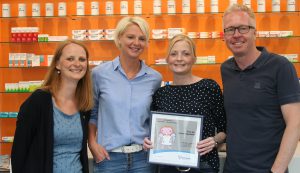 Schutzengel für Menschen mit Mukoviszidose: Juliane Tiedt (links) vom Mukoviszidose e.V. dankt Anke Knorr (2.v.links), Inger Kühne (3.v.links) und Dr. Hans Wiegrebe von der Einhorn-Apotheke. 