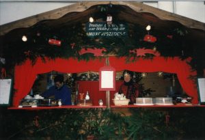 Erna Strottner in ihrem Stand auf dem Weihnachtsmarkt. 