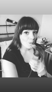 Sandra inhaliert. Bei ihr wurde Mukoviszidose erst spät festgestellt.