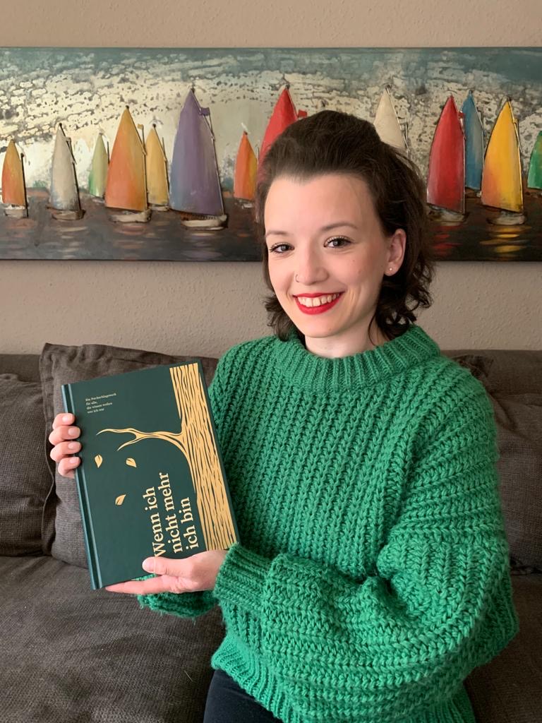 Franziska de Vries mit ihrem Buch "Wenn ich nicht mehr bin". Foto: Franziska de Vries.