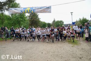 Läufer am Start des Amrumer Mukolaufs. Der Lauf konnte 2022 endlich wieder in Präsenz stattfinden.