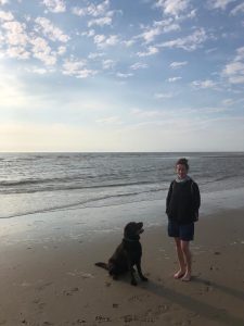 Ausgedehnte Spaziergänge mit ihrem Hund sind Teil des täglichen Fitnessprogramms von Annika. 