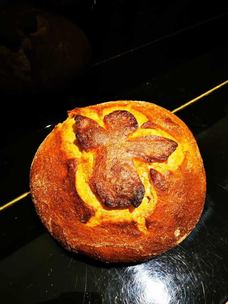 Es müssen nicht immer Kekse sein. Das Backhaus Walzel verkauft Schutzengel-Brote und spendet 50 Cent pro Brot.