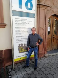 David vor dem Christiane Herzog CF-Zentrum in Frankfurt - hier treffen sich die Patientenforscher zu ihren Sitzungen.