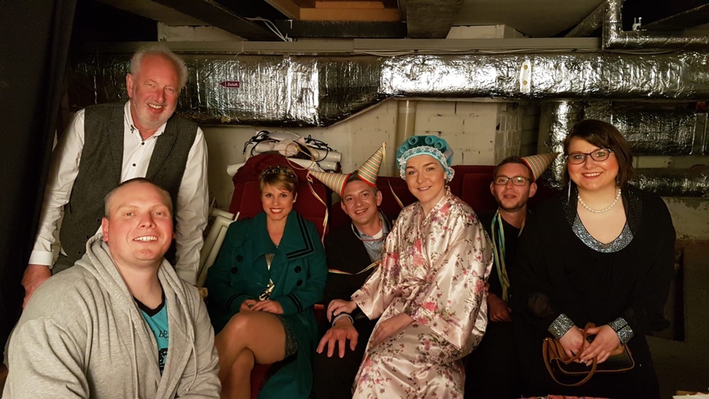 Claudia Wunsch inmitten ihres geliebten Ensembles