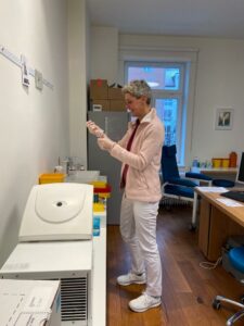 Dörthe Neuner, Studienkoordinatorin am Pneumologischen Studienzentrum München-West, in Aktion
