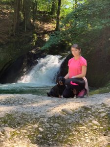 Elisabeth wandert gerne mit ihrem Hund. Seit sie Trikafta nimmt, hat sie mehr Luft dafür. 